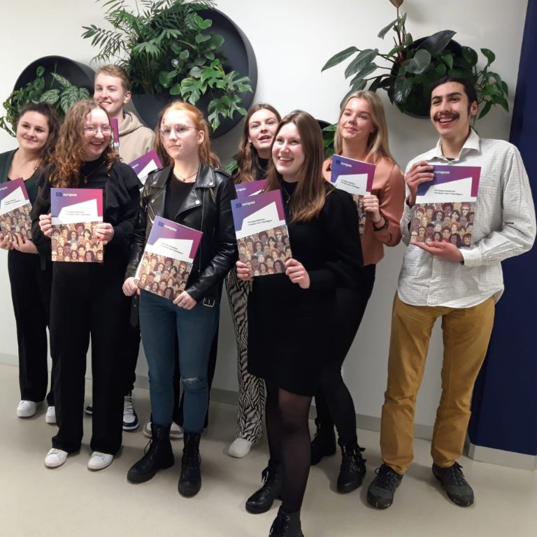 studenten met het Europass certificaat in handen